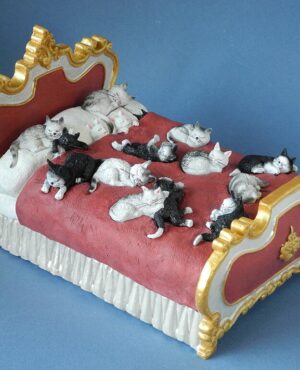 Des chats sur un lit